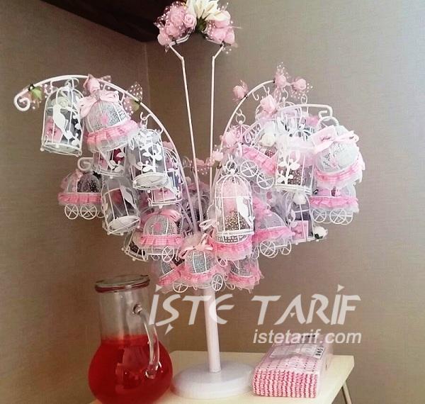 Bebek Mevlidi için Sepet ve Kafesler içinde Çikolata