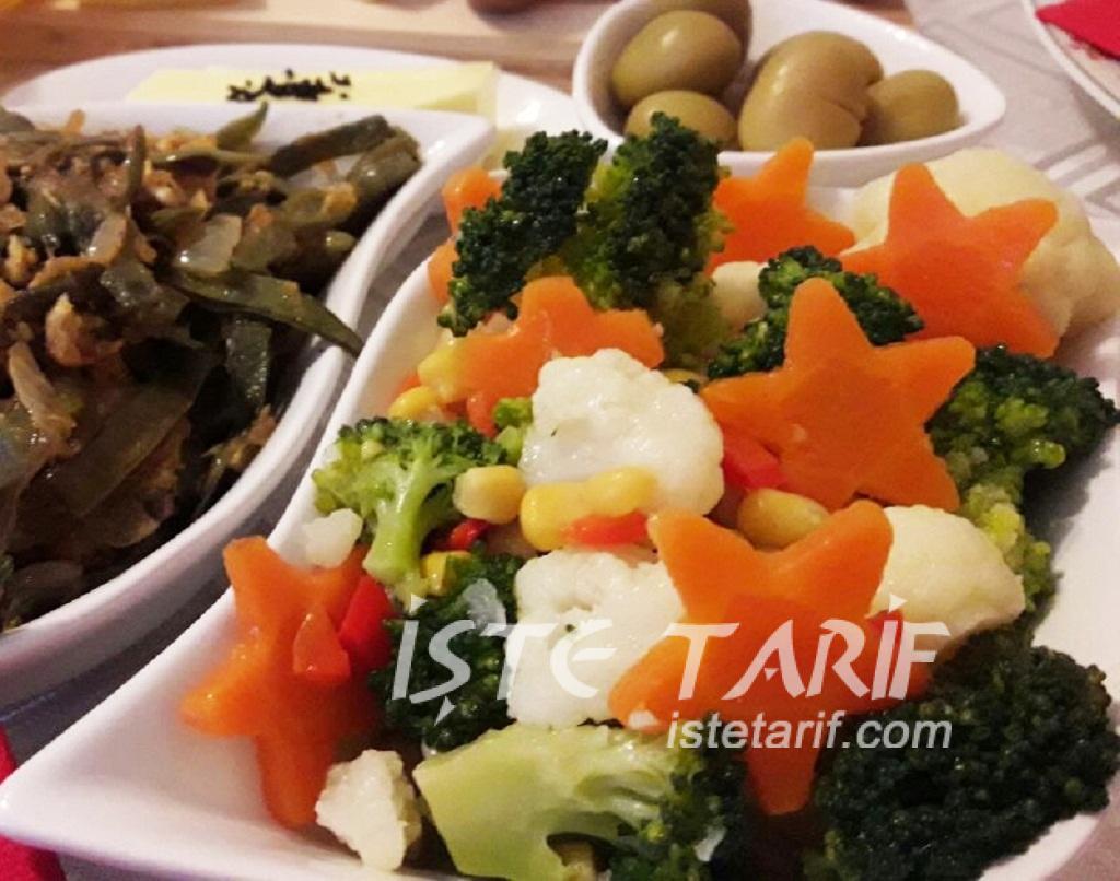 Kırmızı Biber Soslu Brokoli Salatası Kırmızı Biber Soslu Brokoli Salatası